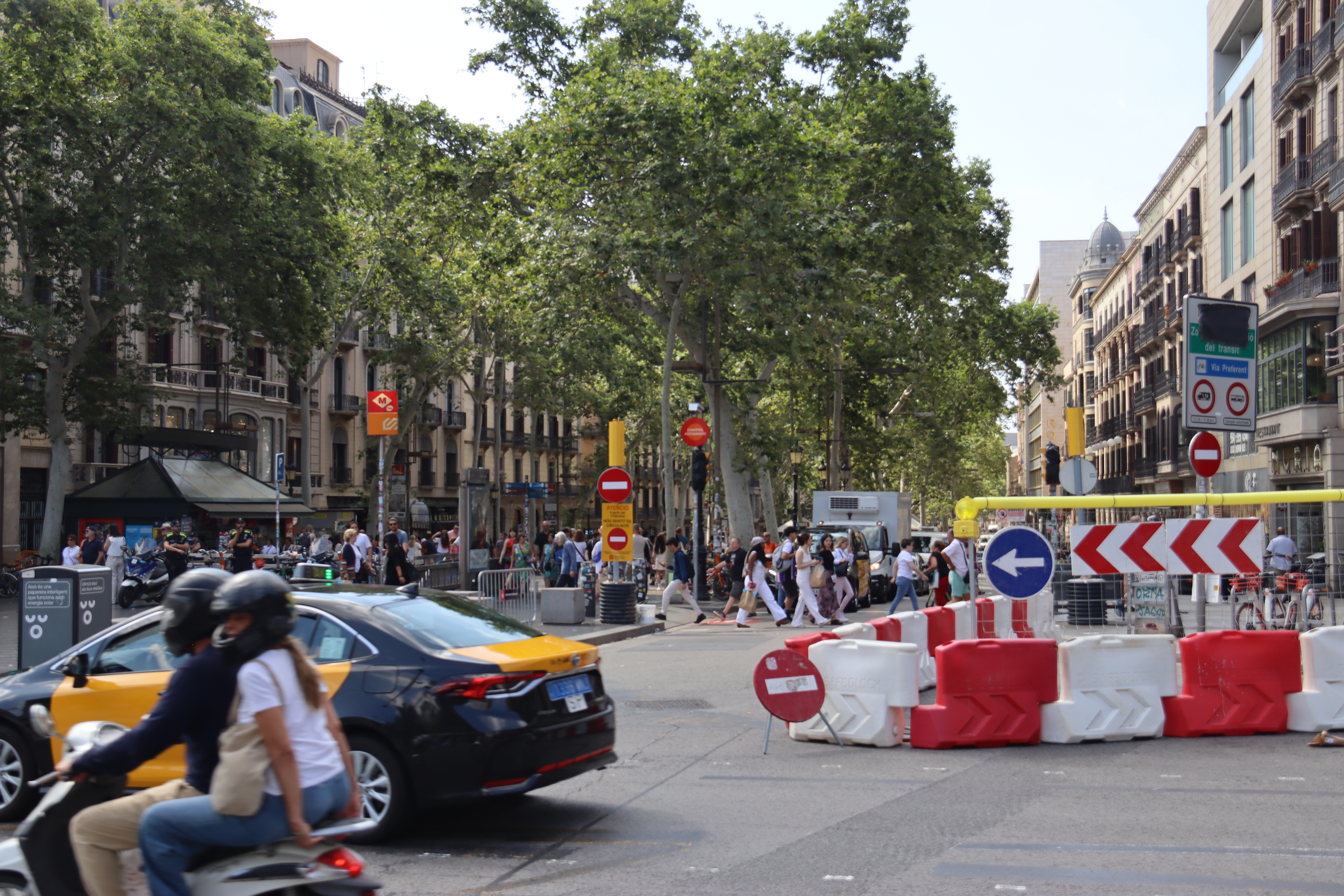 Traffic is only allowed on the Llobregat side of La Rambla towards Plaça Catalunya