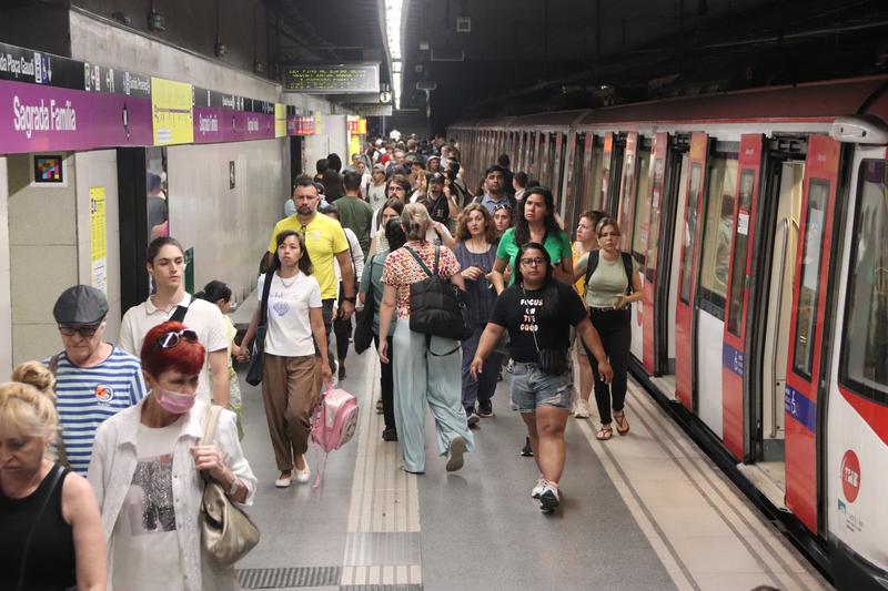 Passengers on the L2 metro line at Sagrada Familia