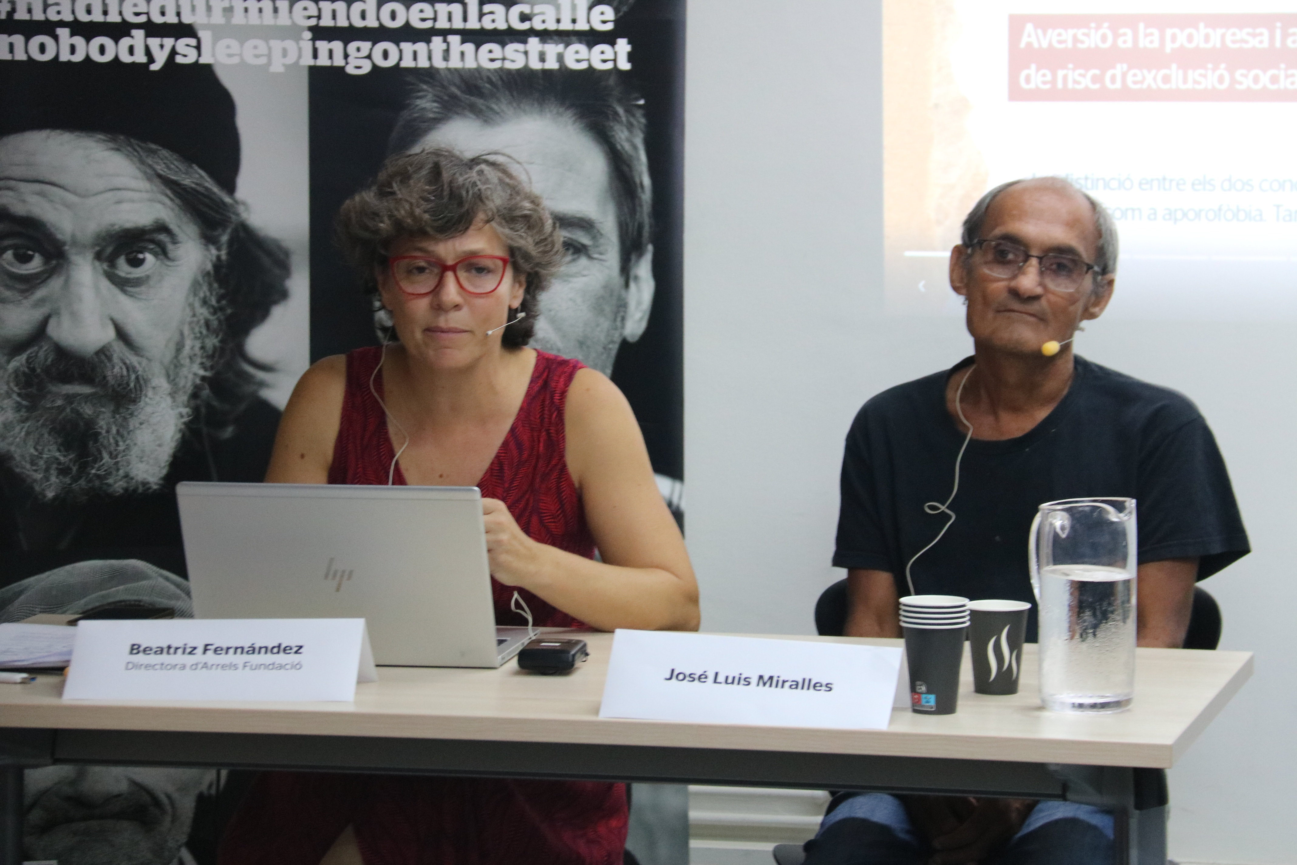 Beatriz Fernández, from Arrels Fundació, and José Luis Miralles at the press conference presenting the study's findings.