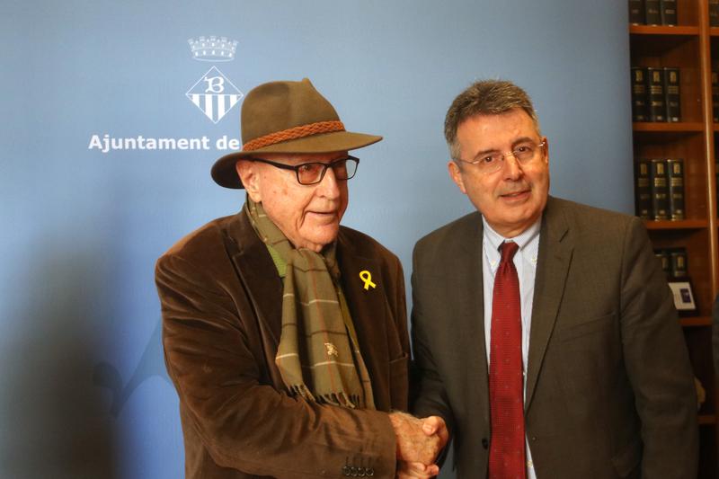 Jordi Gimferrer, owner of the private collection of artworks being donated to Banyoles, and Miquel Noguer, mayor of Banyoles