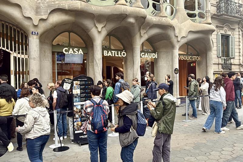 Tourists outside Antoni Gaudí's Casa Batlló on Passeig de Gràcia