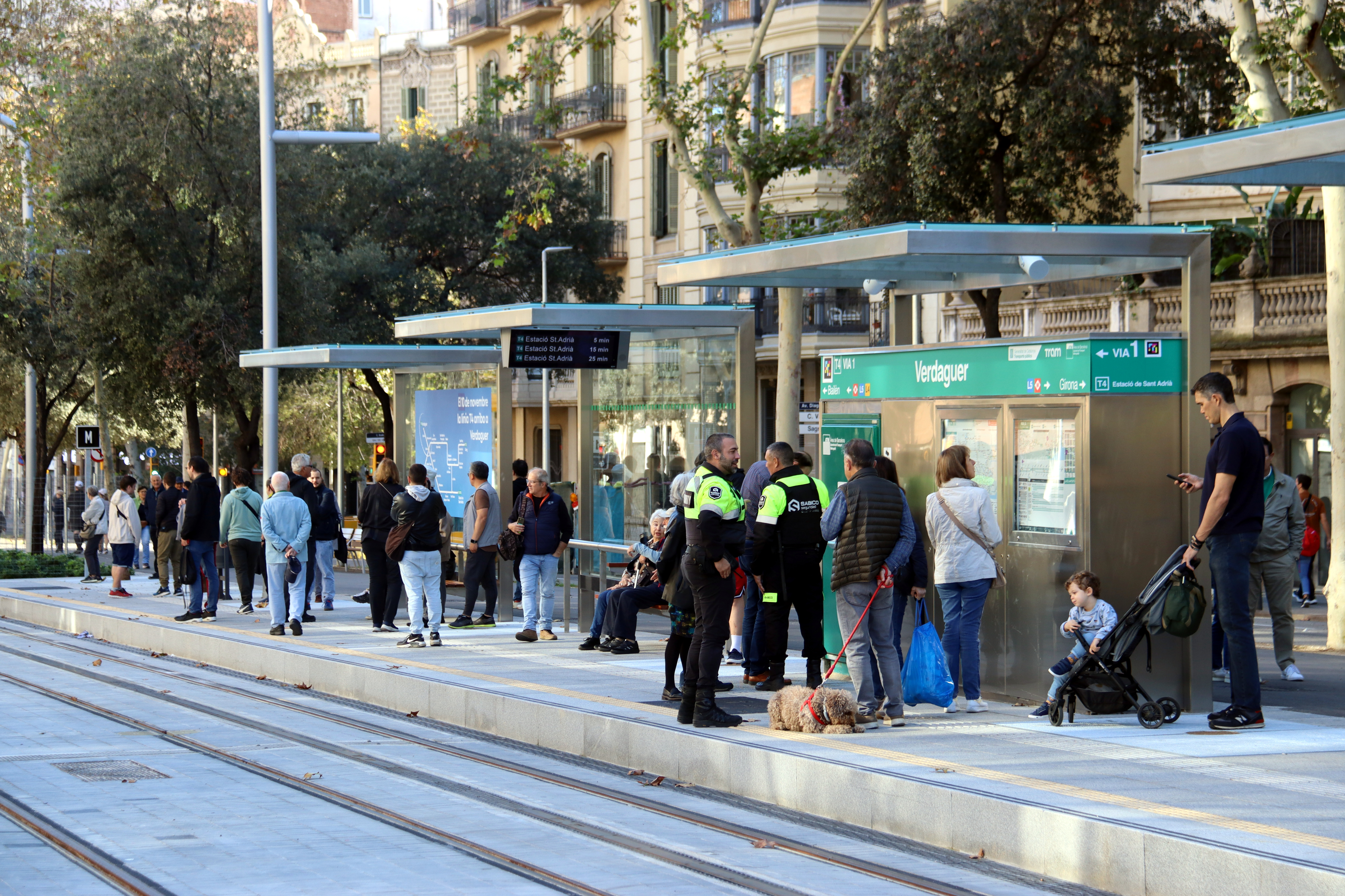 Many travelers await a tram convoy to reach Verdaguer station