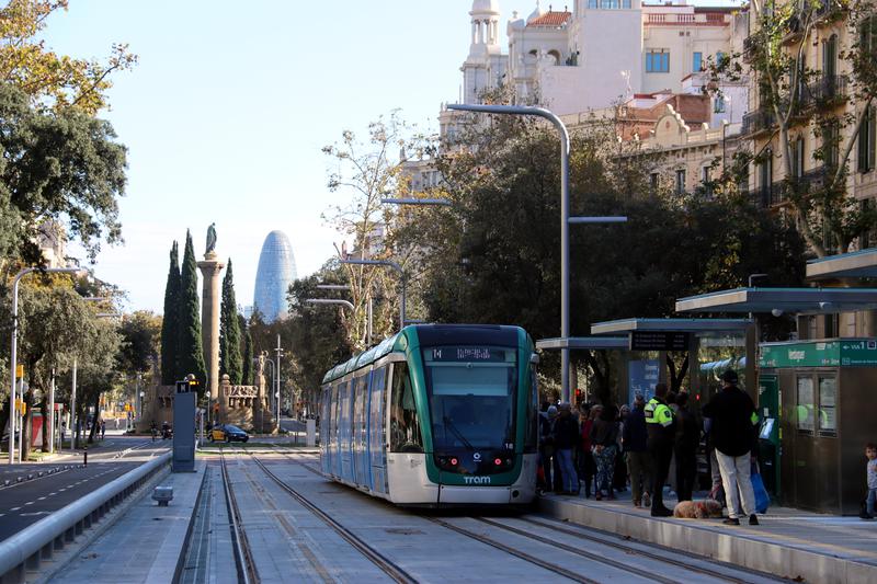 The Tram reaches Verdaguer from Glòries during the first day of service on the central part of the Diagonal Avenue