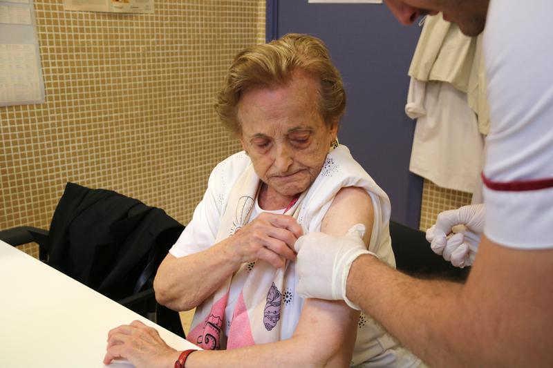 A woman just received a flu vaccine in the Baix Ebre de Tortosa primary care centre