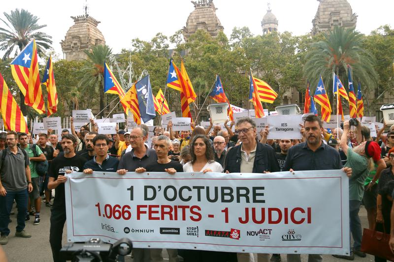 Roger Español, accompanied by lawyer Anaïs Franquesa and pro-independence activists and supporters, including Òmnium president Xavier Antich and ANC president Josep Vila, before entering Barcelona's provincial court