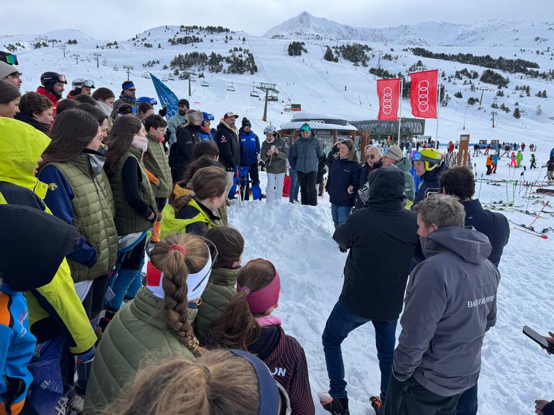The president of the Spanish Olympic Committee (COE), Alejandro Blanco, visited the future young talents of snow sports at Baqueira Beret a few days before the Winter Olympic Games in Italy