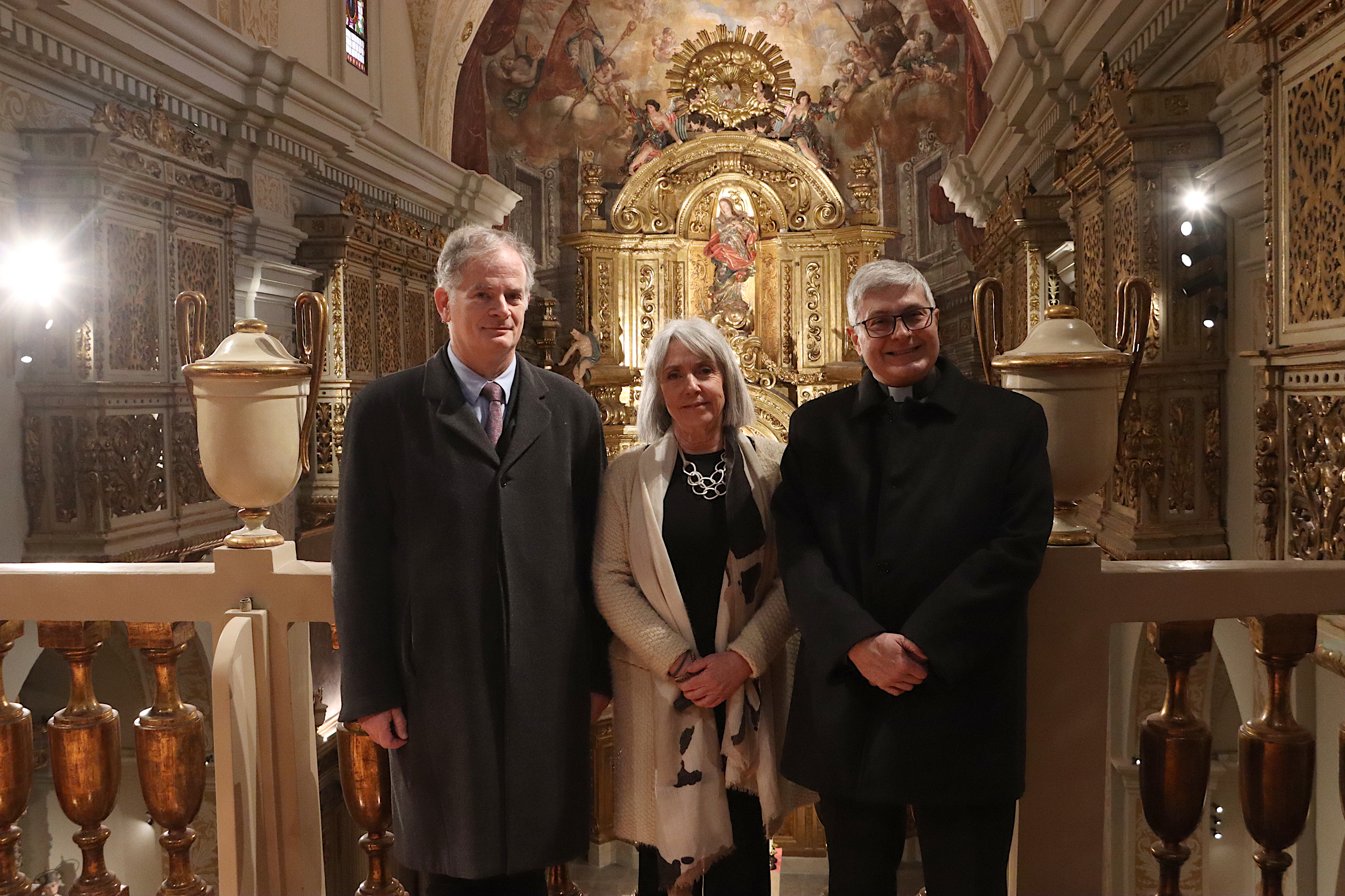 Joan Claudi Minguell, architect; Ana Ordóñez, conservator-restorer of the Barcelona Cathedral; and Santiago Bueno, dean of the chapter of the Barcelona Cathedral; inside the church of Sant Sever.