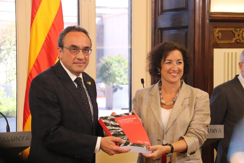 Parliament speaker Josep Rull and economy minister Alícia Romero pose for a photograph with the 2026 spending plan