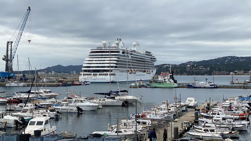 The Seven Seas Splendor cruise ship in the port of Palamós