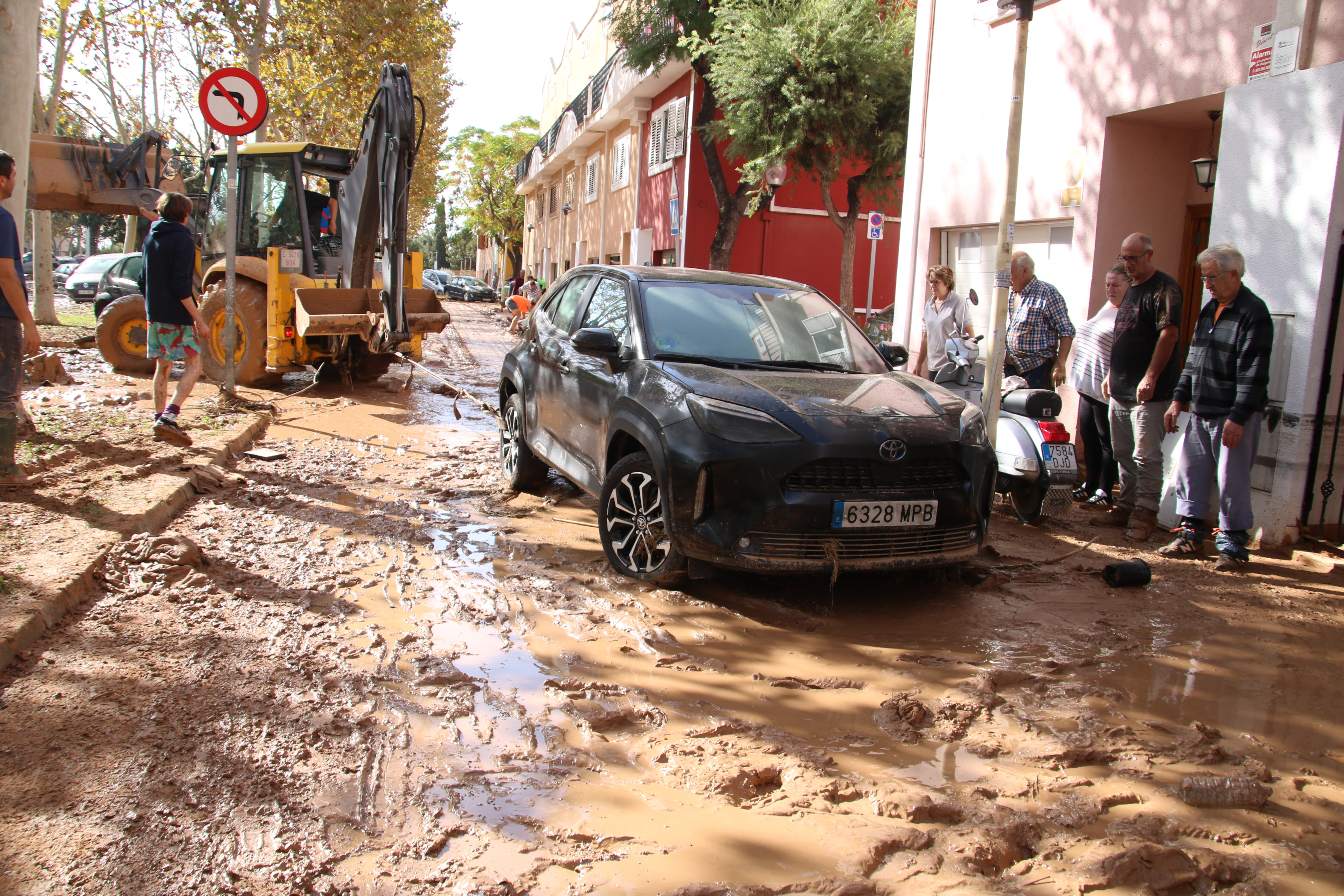 Locals in Picanya try to move a car