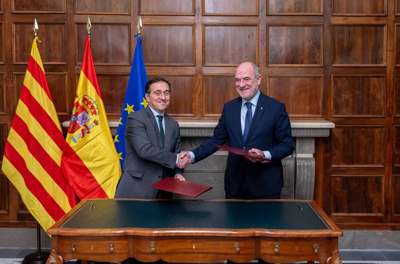 The Minister of Foreign Affairs, José Manuel Albares, and the Minister for European Union and External Actions, Jaume Duch, shaking hands during the signing of the agreement on Catalonia's seat at UNESCO and at the World Tourism Organization.