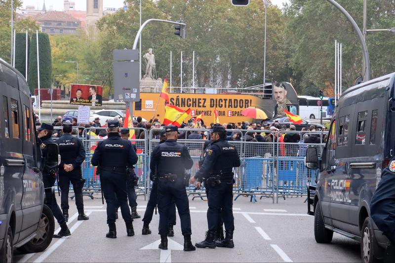 Police secure Congress ahead of the first session of Pedro Sánchez's investiture debate on November 15, 2023