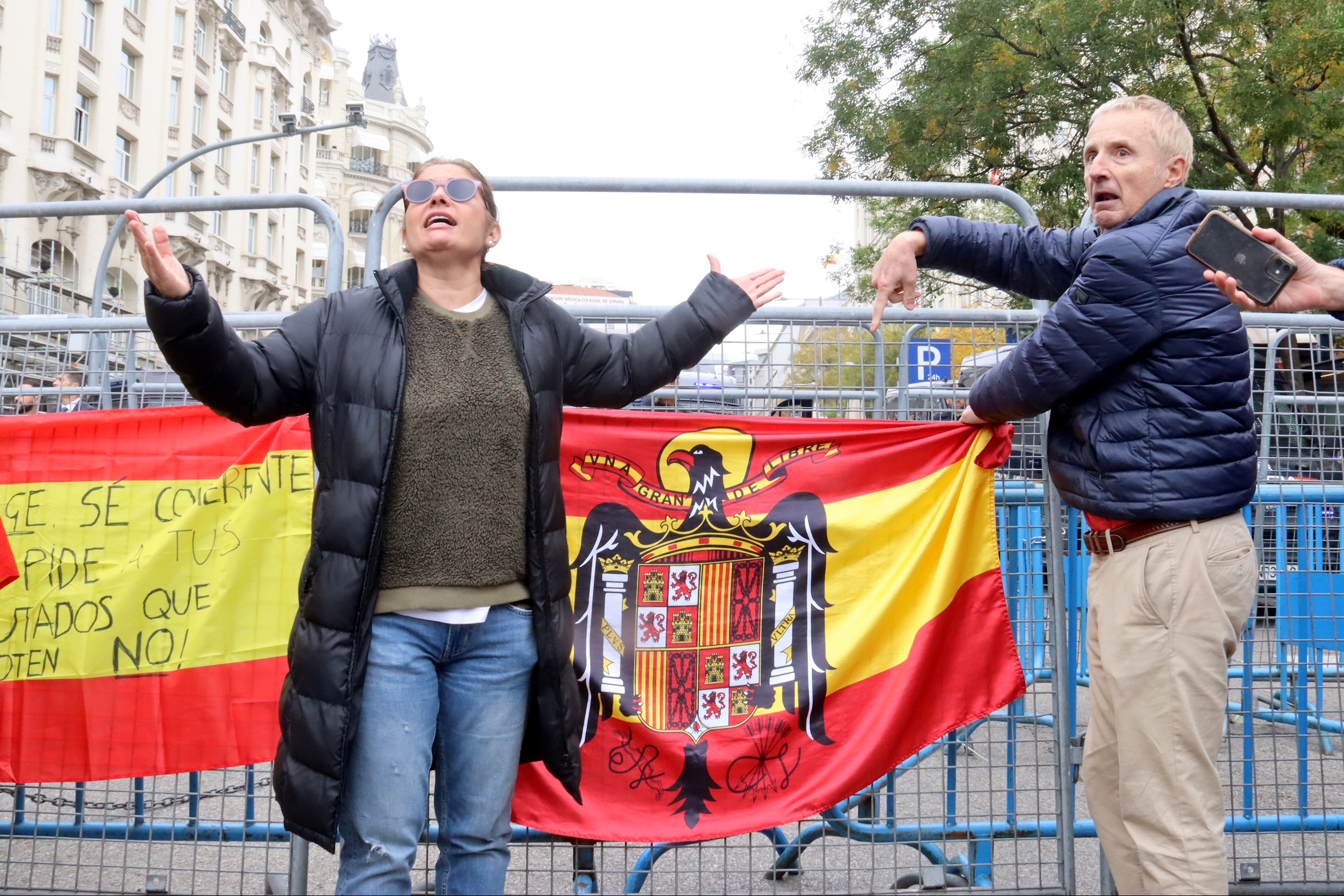 A protester hangs a Francoist flag on a fence blocking access to Congress on November 15, 2023