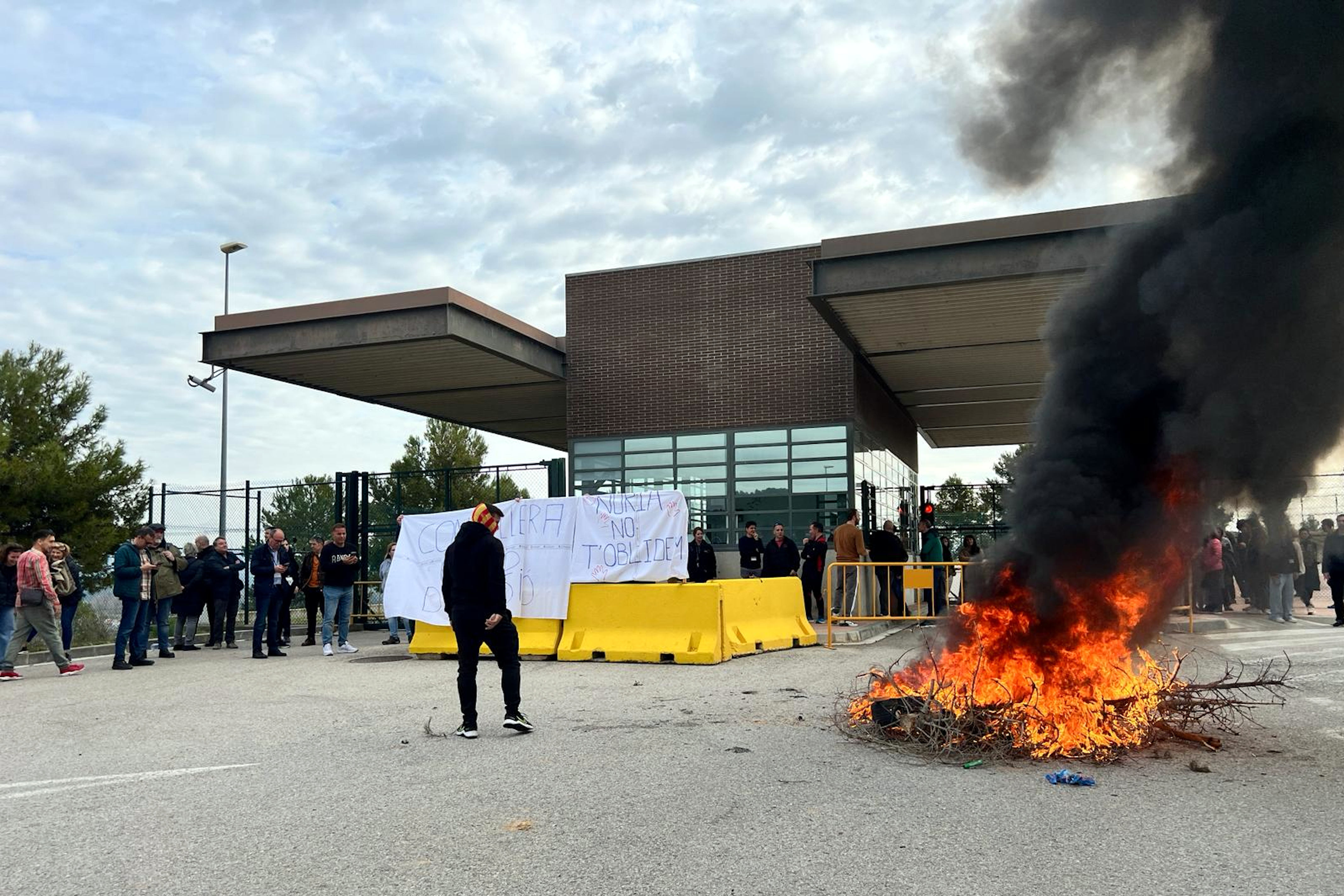 Puig de les Basses prison workers block prison entrance after Mas d'Enric cook killed by inmate on March 2024