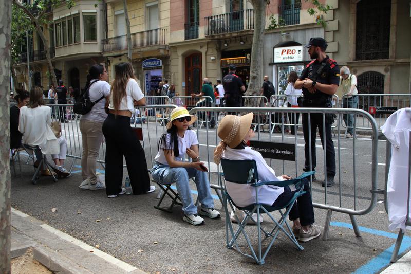 Comença a omplir-se el carrer Rosselló de fidels il·lusionats per veure Lleó XIV amb el papamòbil: "És un fet històric"