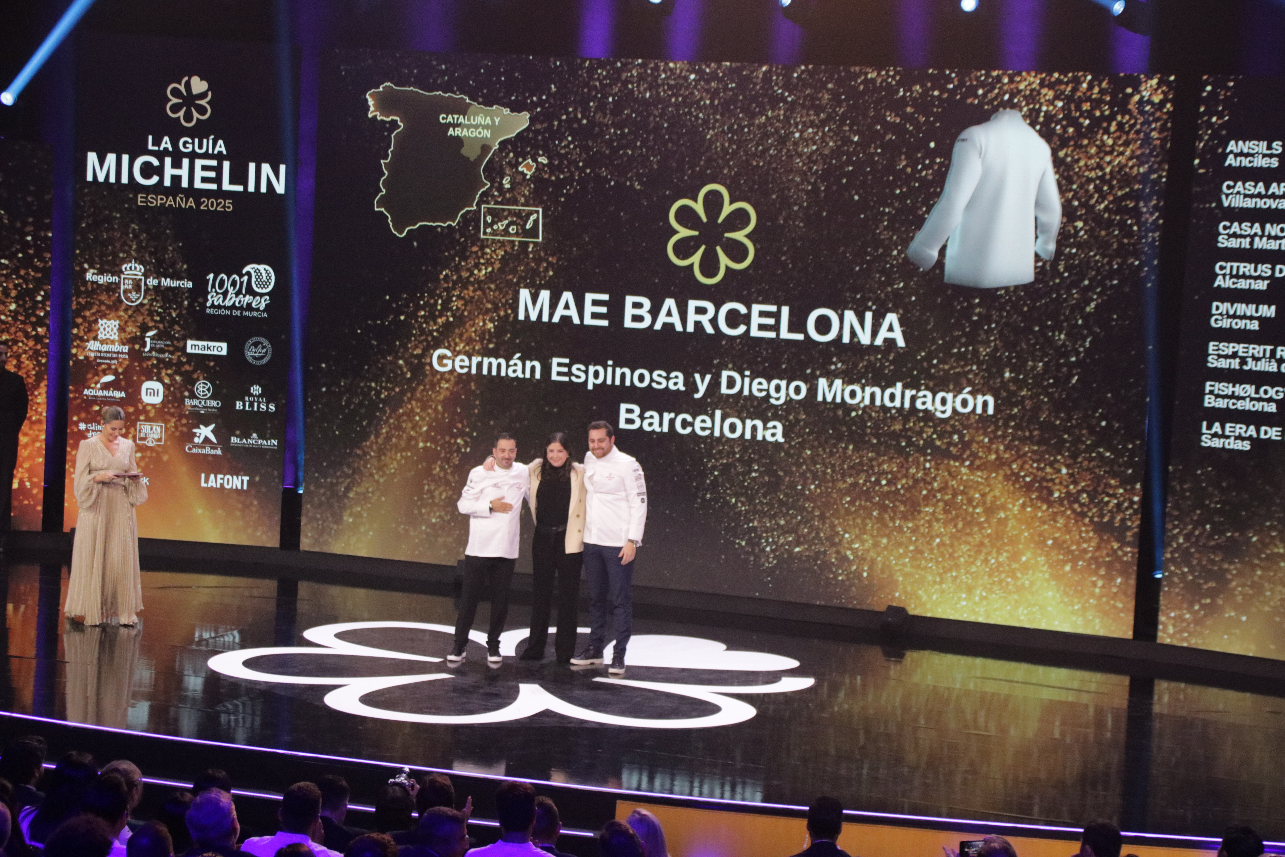 Els cuiners del restaurant Mae Barcelona, rebent la primera estrella Michelin