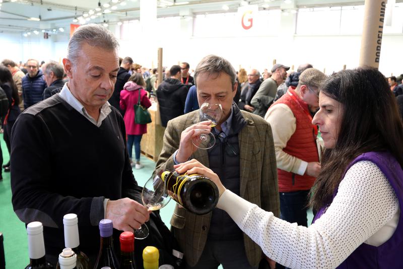 Two Barcelona Wine Week vistors tasting wine in 2023