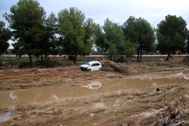 Mud and a destroyed car in an area next to the Bonaire shopping center in Aldaia 