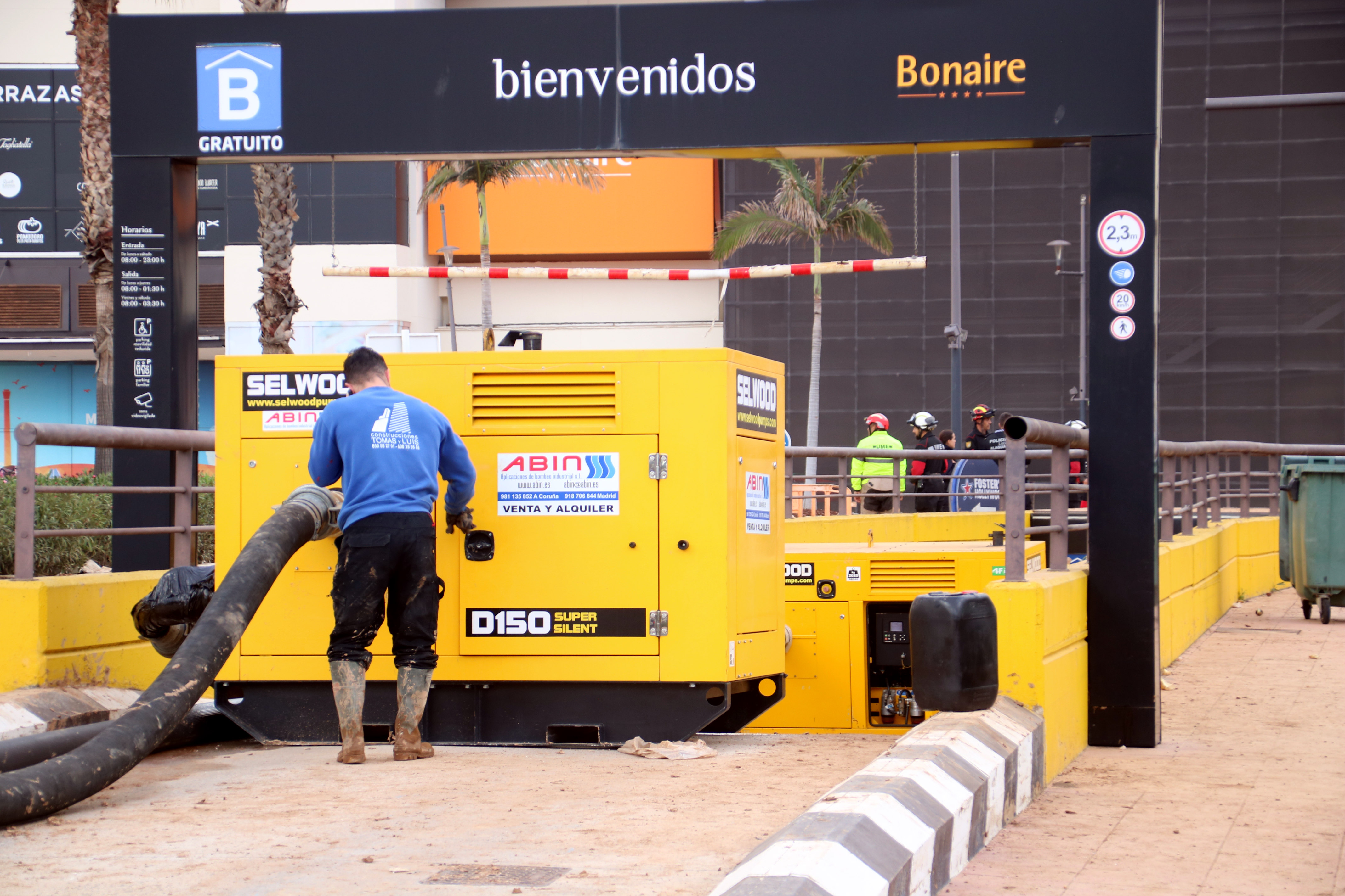 A machine removes water from the parking of the Bonaire shopping center in Aldaia, Valencia