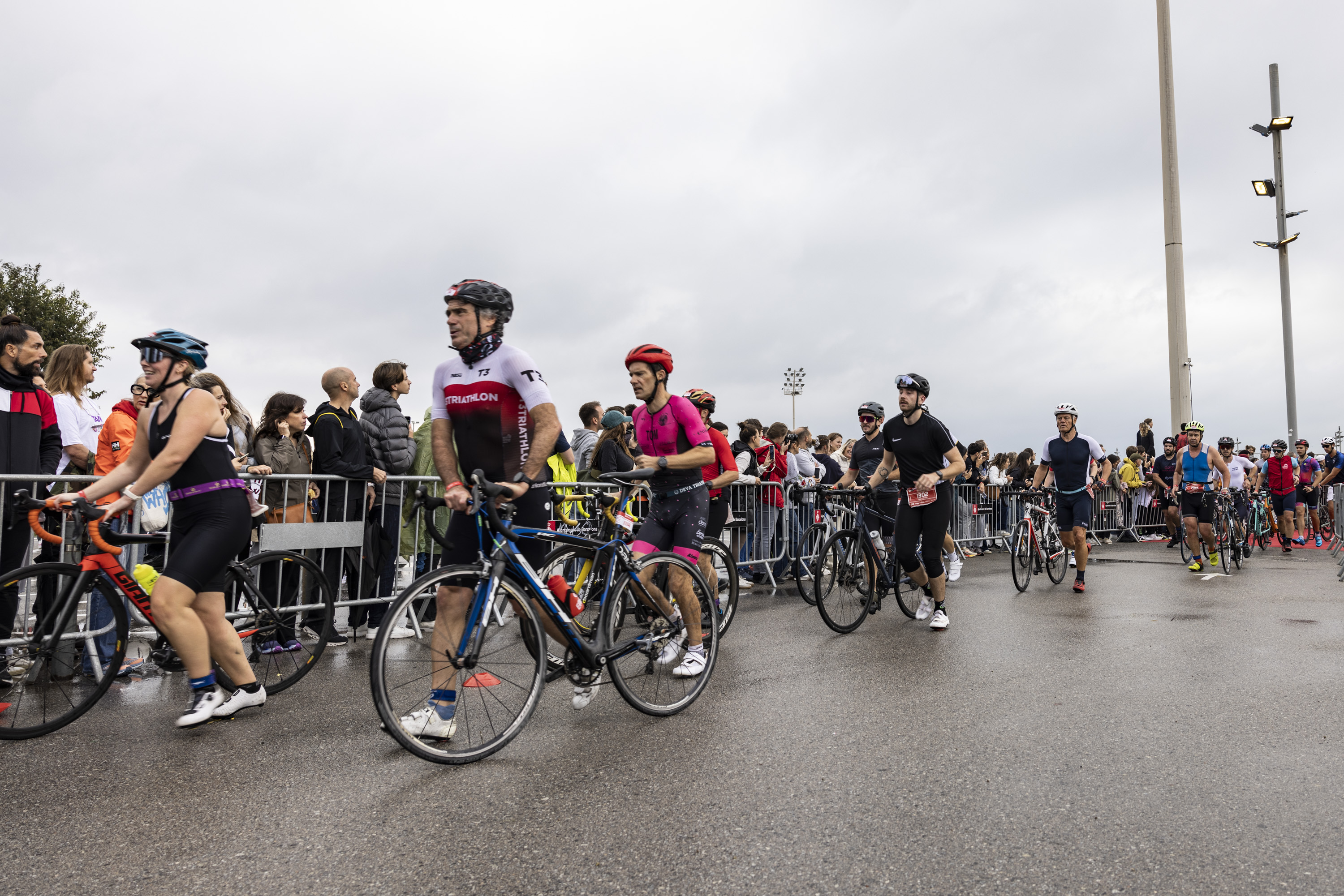 Several athletes in the 2024 Challenge Triathlon in Barcelona