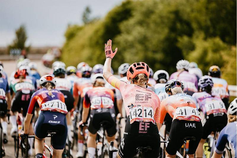 Cyclist waving during the 2024 La Vuelta Femenina