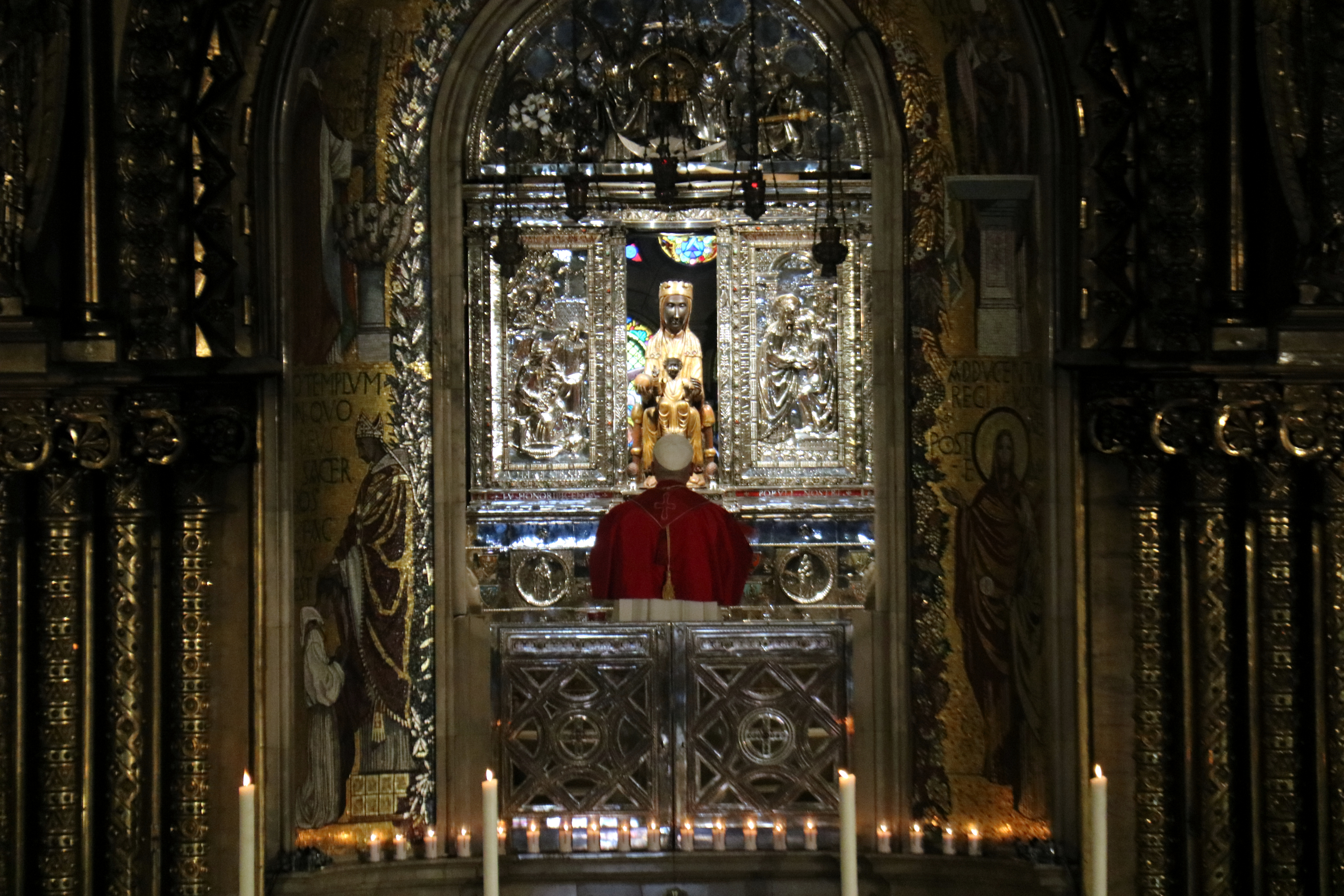 The Pope venerates La Moreneta
