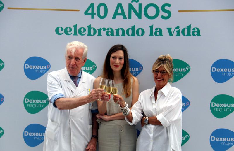 Victoria Anna Perea, the first person born by IVF in Spain, toasts her 40th birthday with biologist Anna Veiga and doctor Pedro N. Barri.