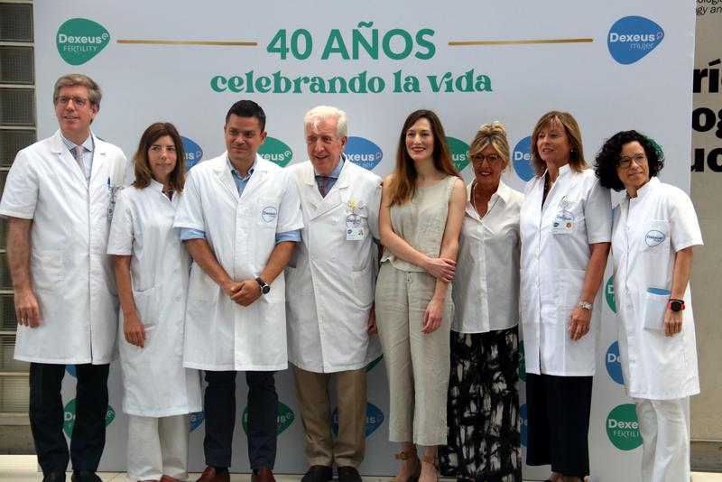 The first person born via IVF in Spain, Anna Victoria Perea, with staff from Dexeus