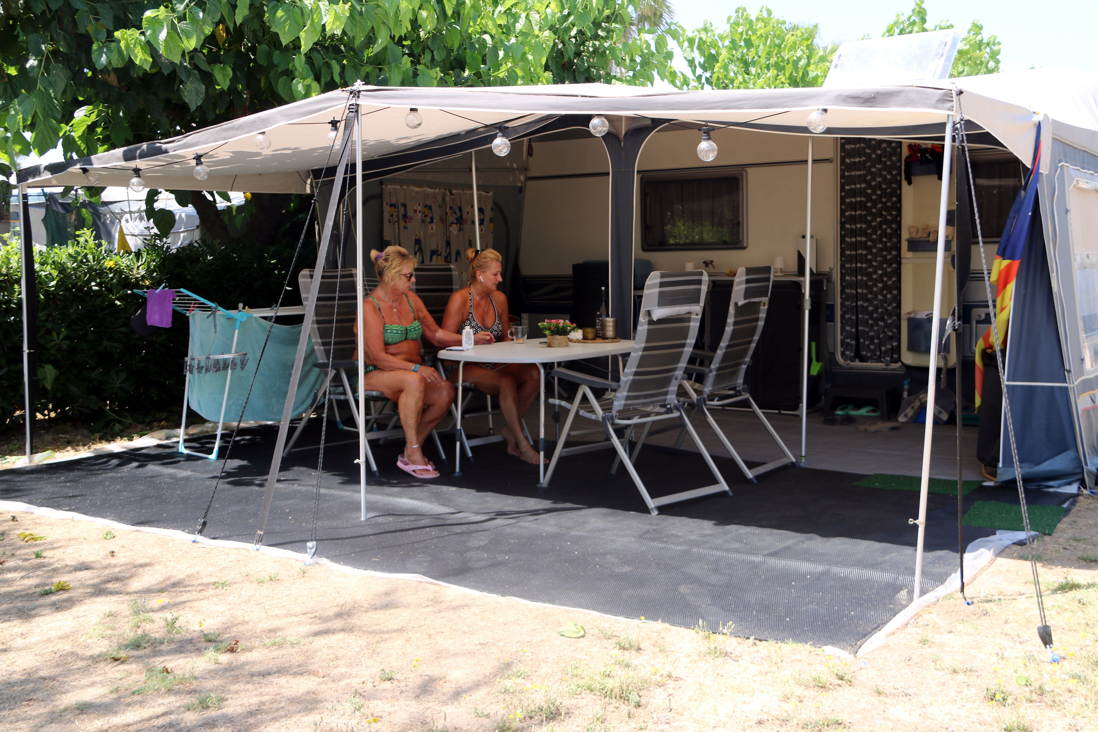 Two tourists at the Sant Pere Pescador's camping of La Ballena Alegre