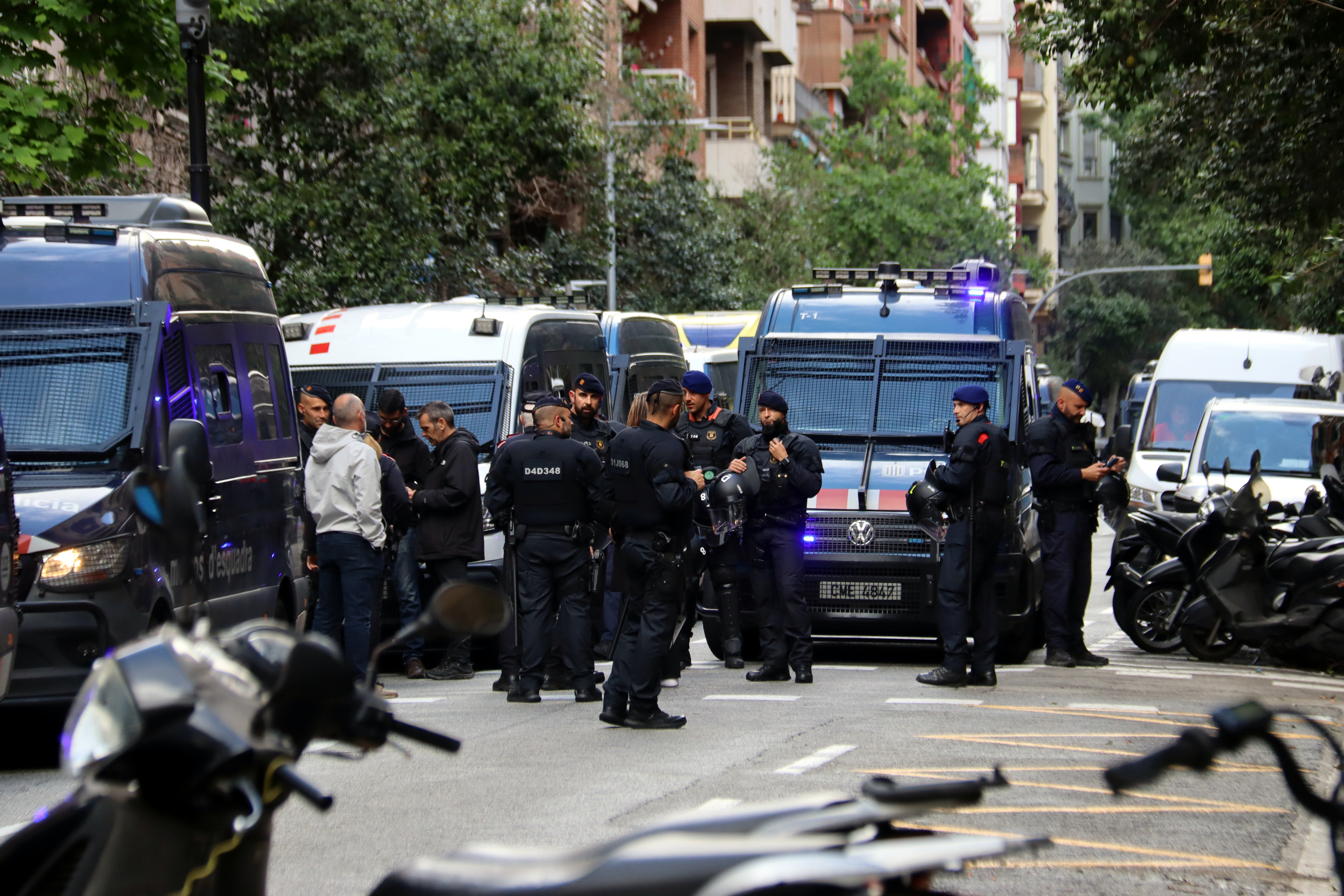 Dispositiu dels Mossos per desallotjar un edifici ocupat a Vallcarca.