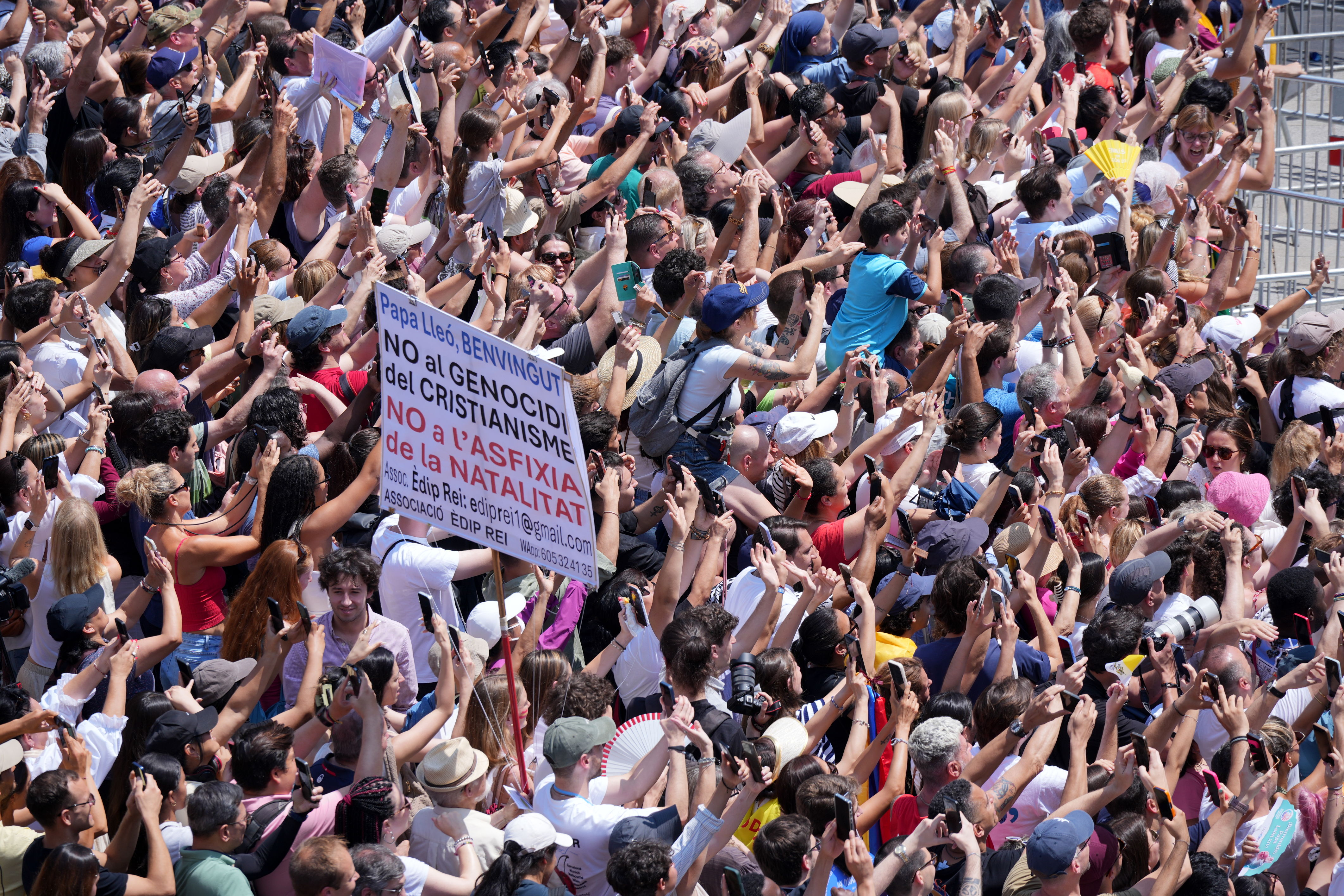 Centenars de persones a Barcelona esperant la sortida del Papa pel Palau Episcopal