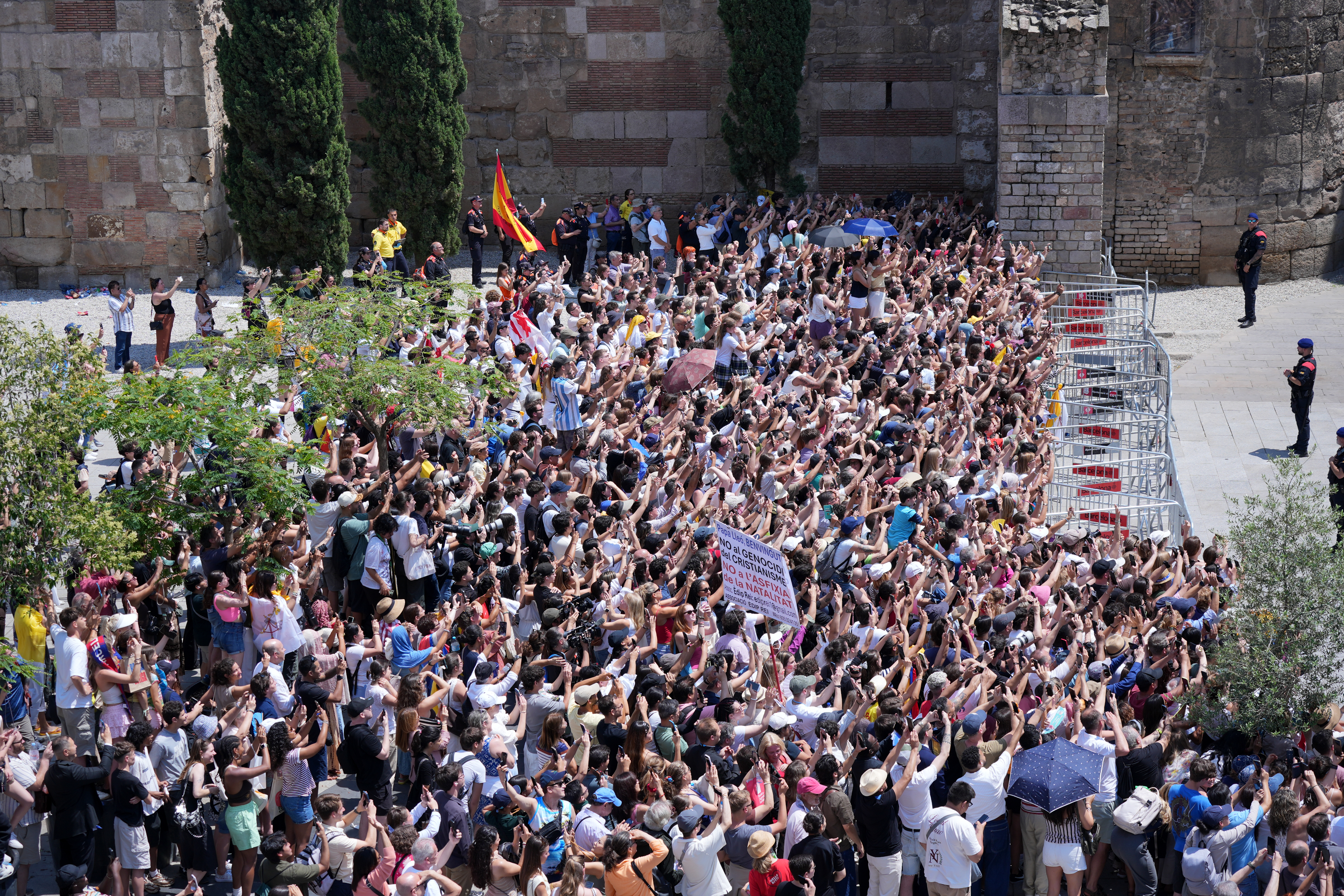 Hundreds of people in Barcelona waiting for the Pope to leave the Episcopal Palace