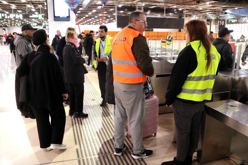 Usuaris a l'estació de Sants recelen de la desconvocatòria de la vaga: "De Rodalies no te'n pots fiar"