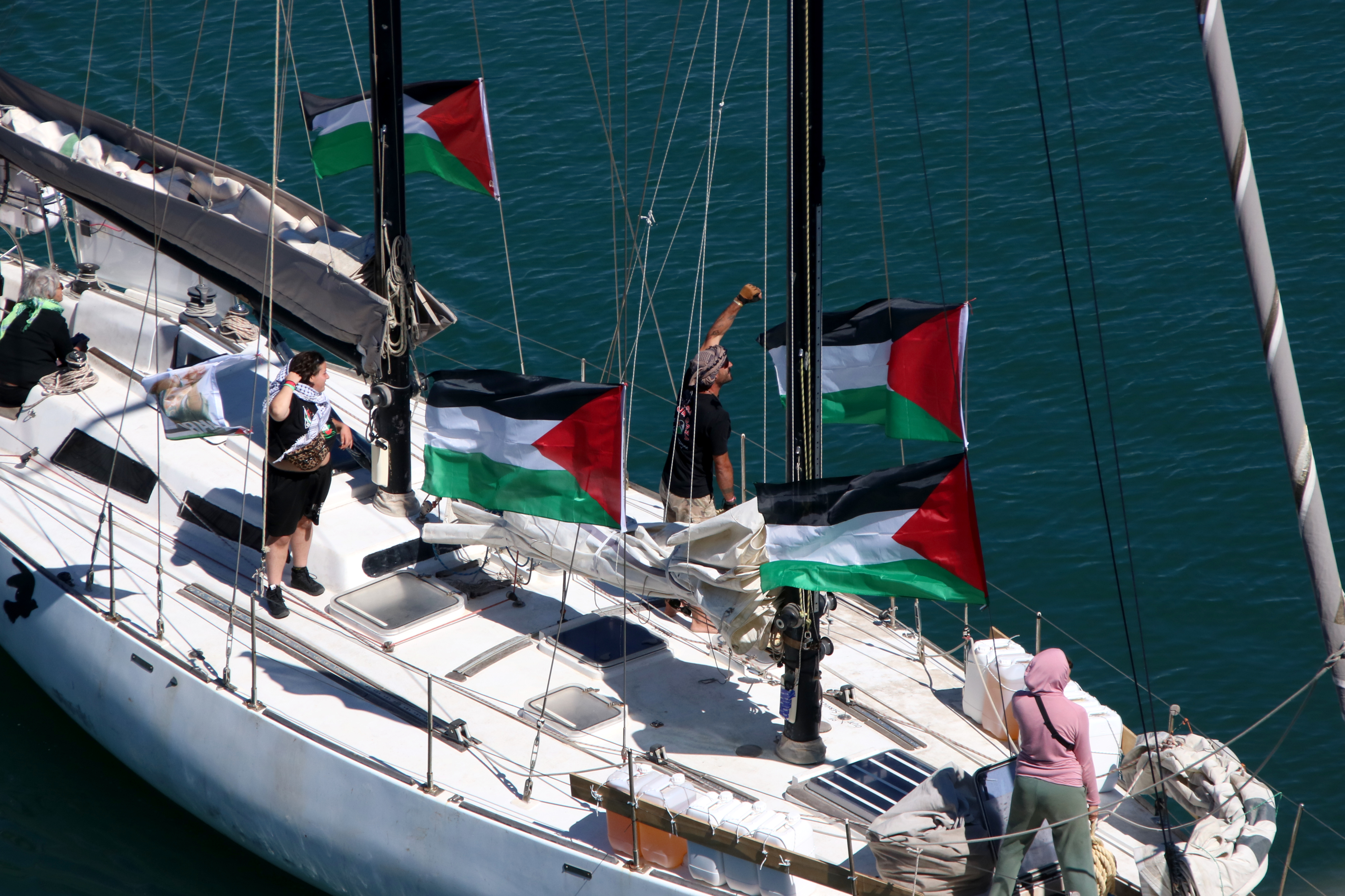 Els membres d'un dels vaixells de la missió humanitària