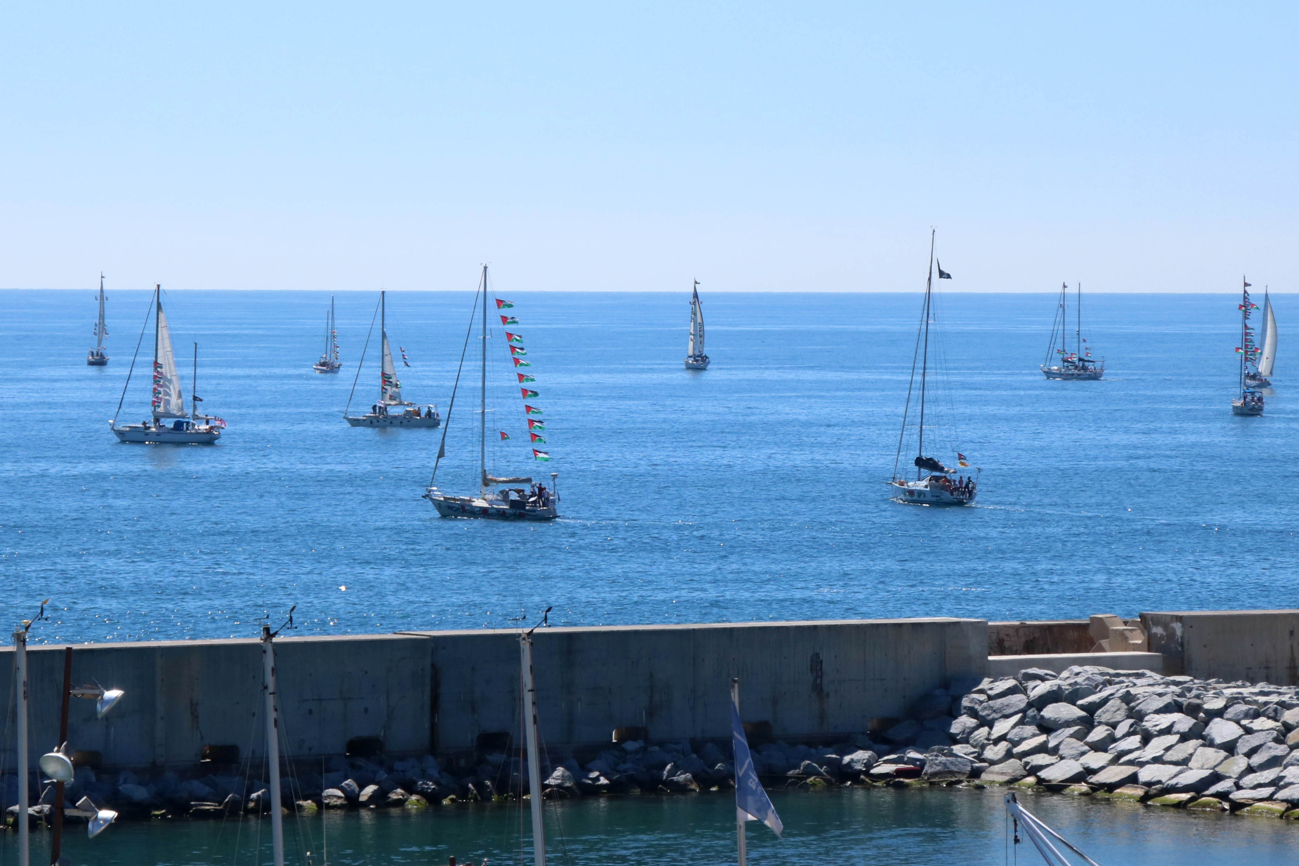 Les embarcacions de la Flotilla endinsant-se cap al mar Mediterrani