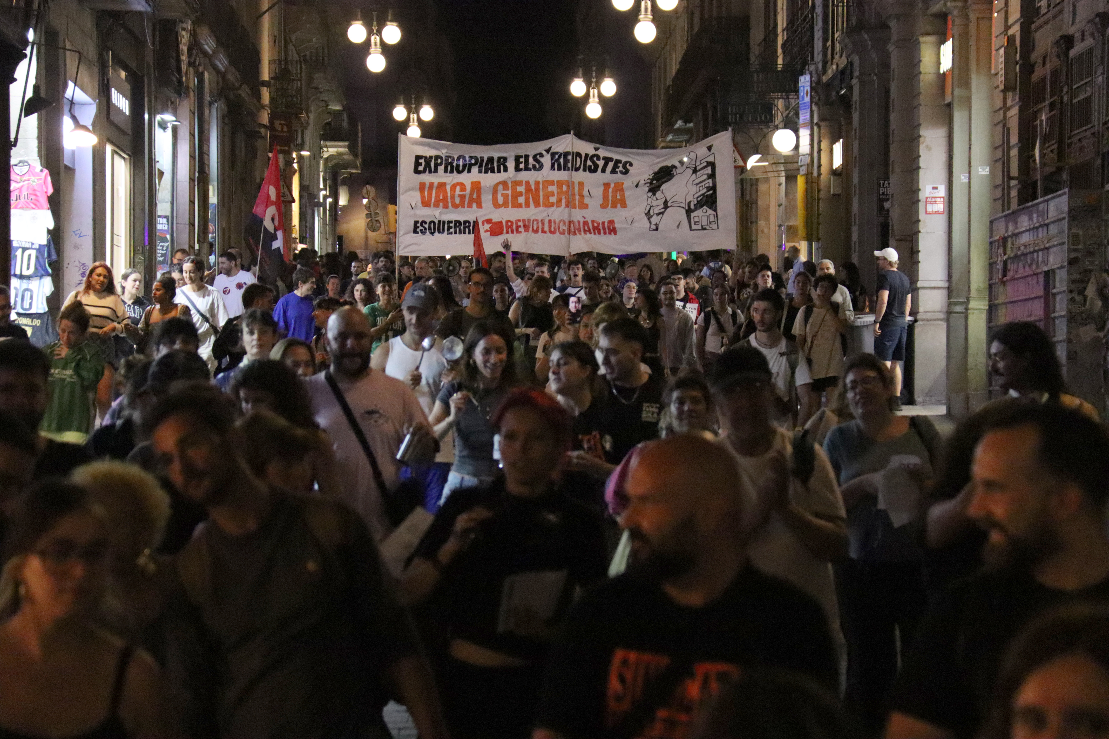 Housing protesters move from Plaça Sant Jaume to Plaça Catalunya