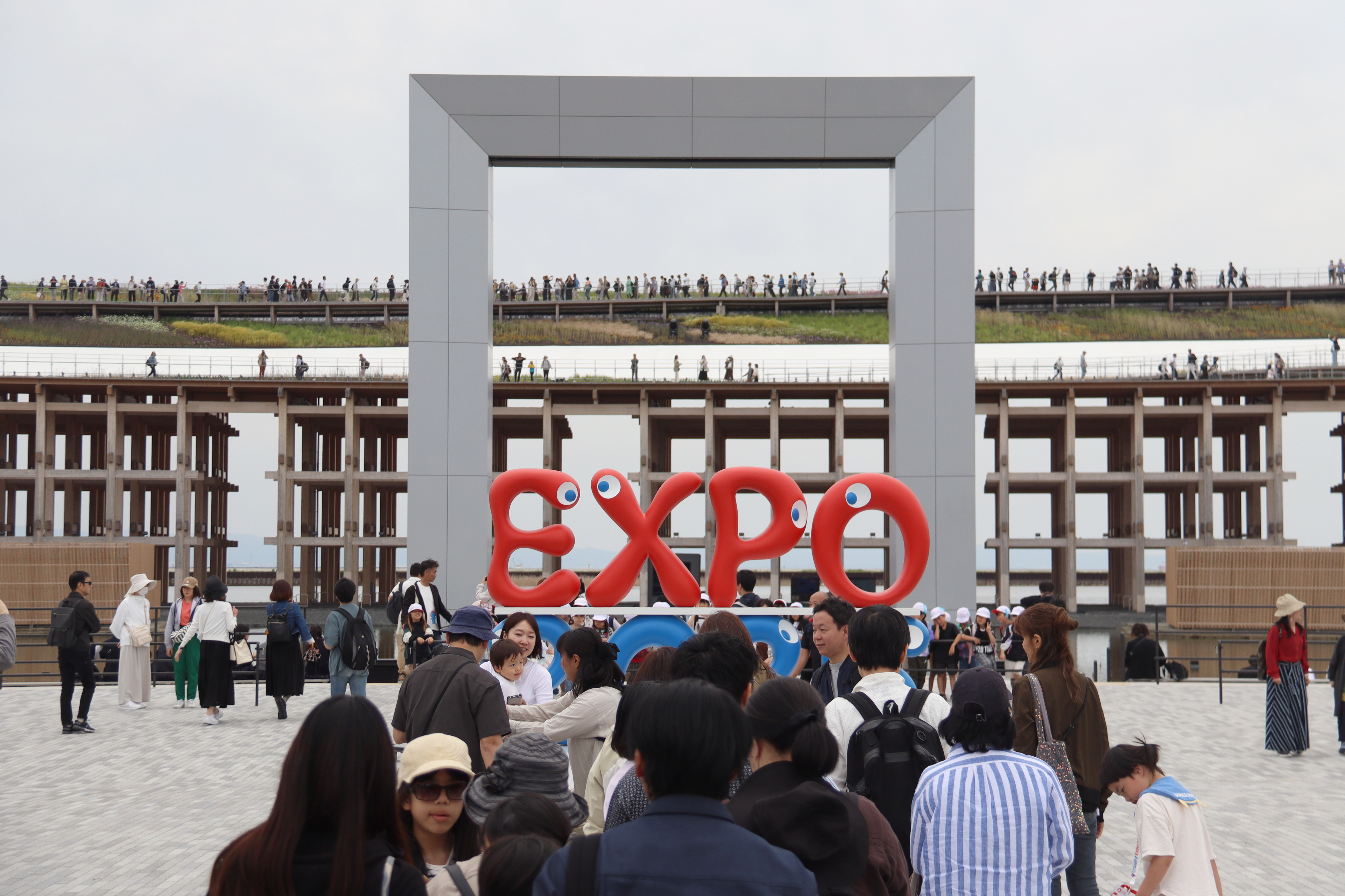 Cua de gent per fer-se votos amb el logotip de l'Exposició Universal d'Osaka