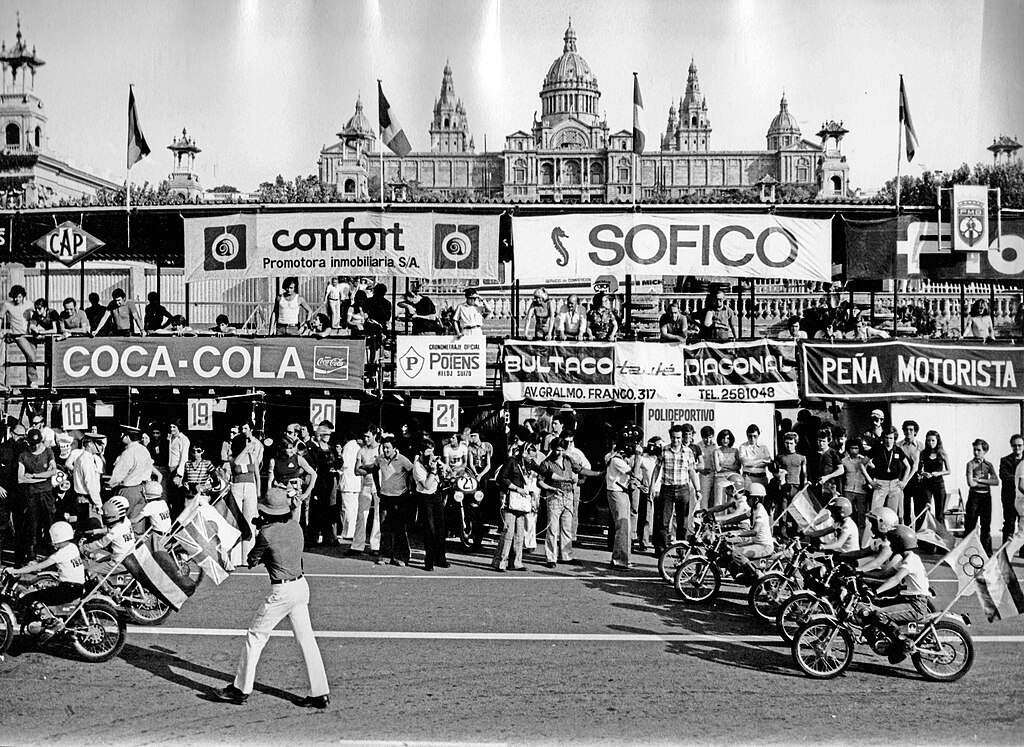 Children's parade at the Recta de les Fonts at the 24-Hour Race of 1974, with the MNAC museum in the background