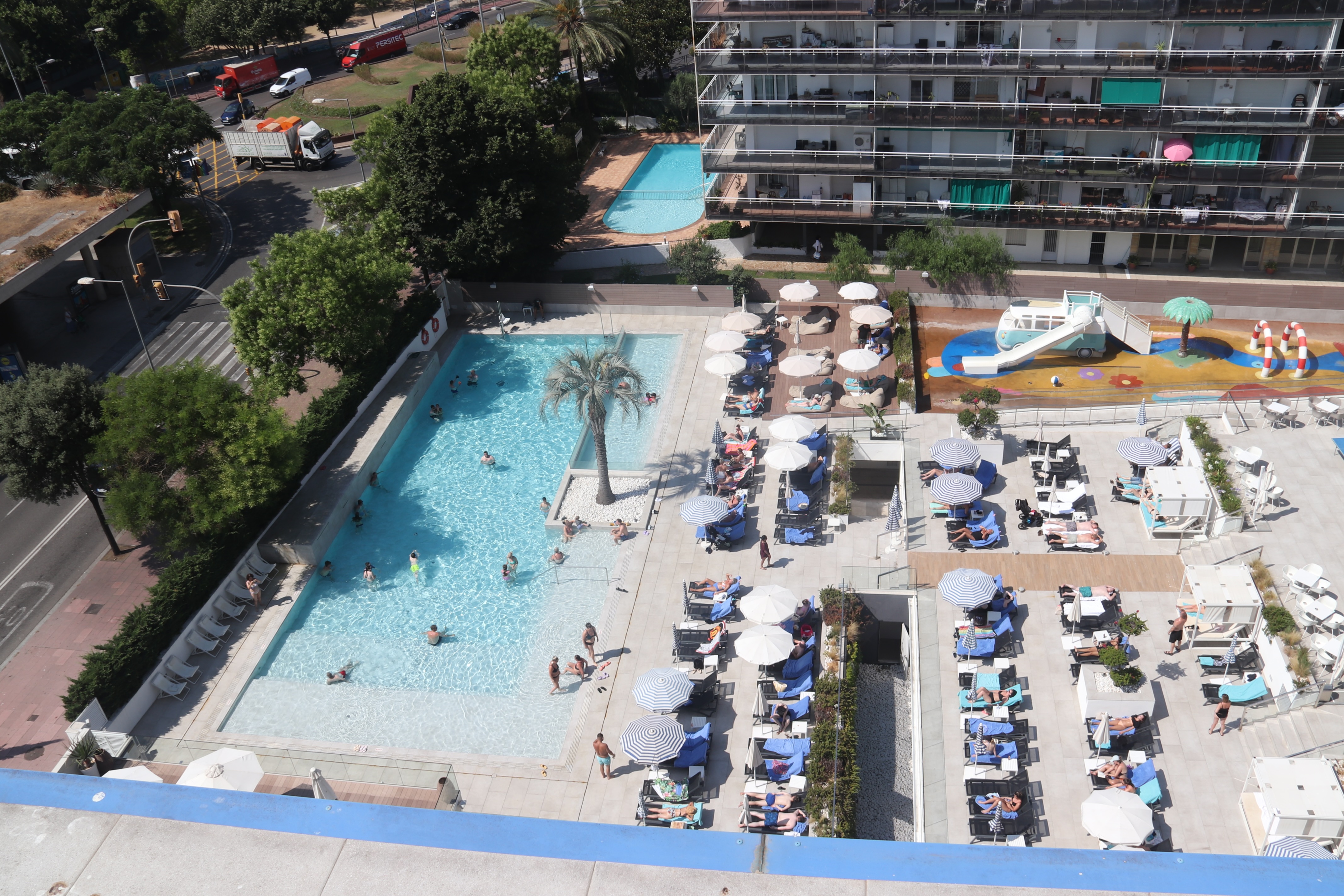 Some of the tourists that visit Lloret de Mar take advantage of the hotel's swimming pool