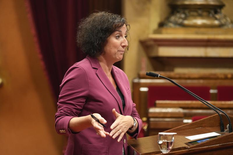 Economy and finance minister Alícia Romero addresses Parliament