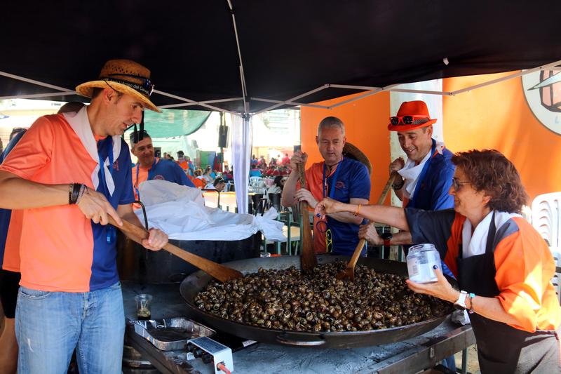 People cooking snails at LLeida's Aplec del Caragol 2024