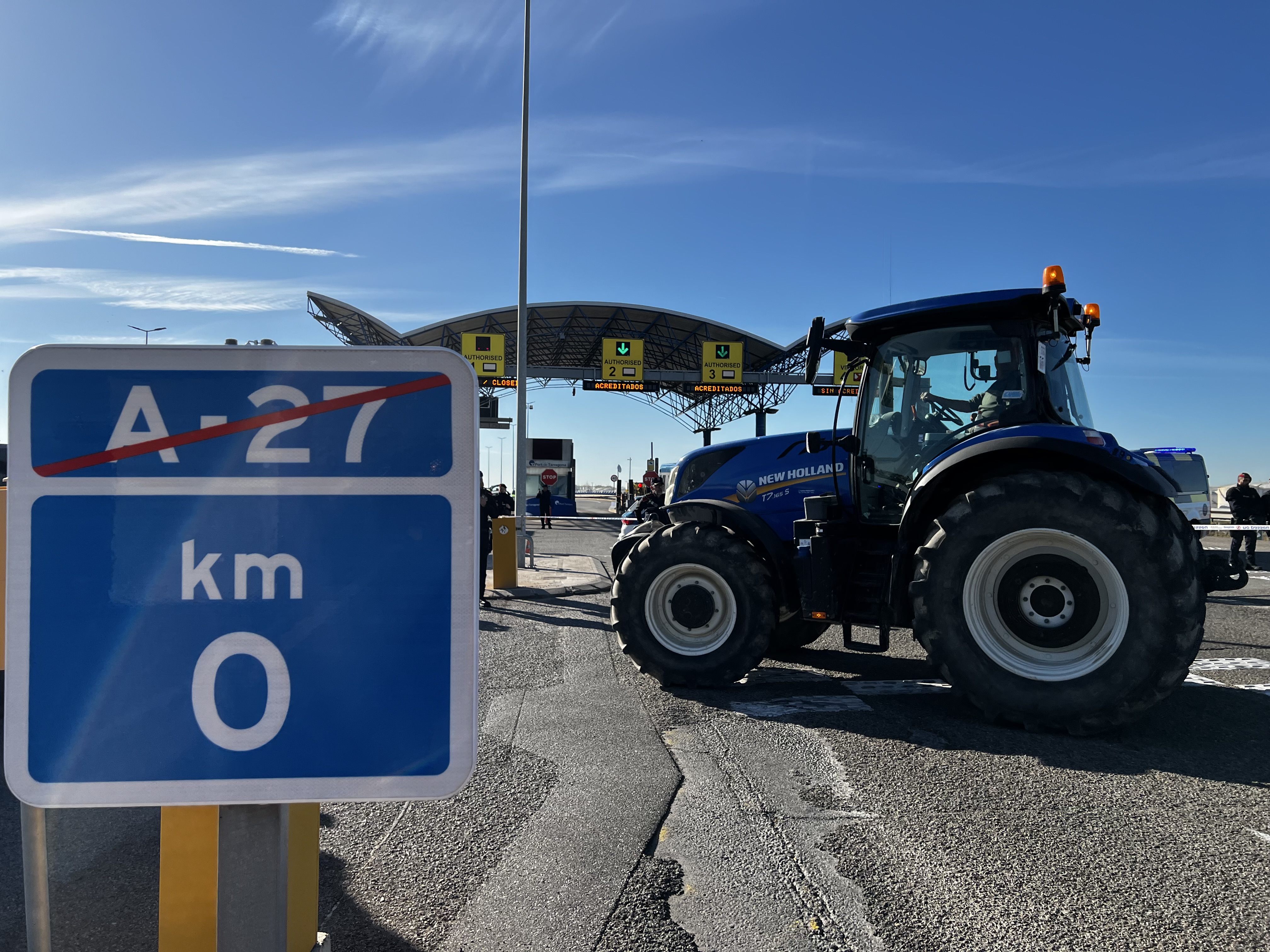 Tractors bloquejant l'entrada del port de Tarragona
