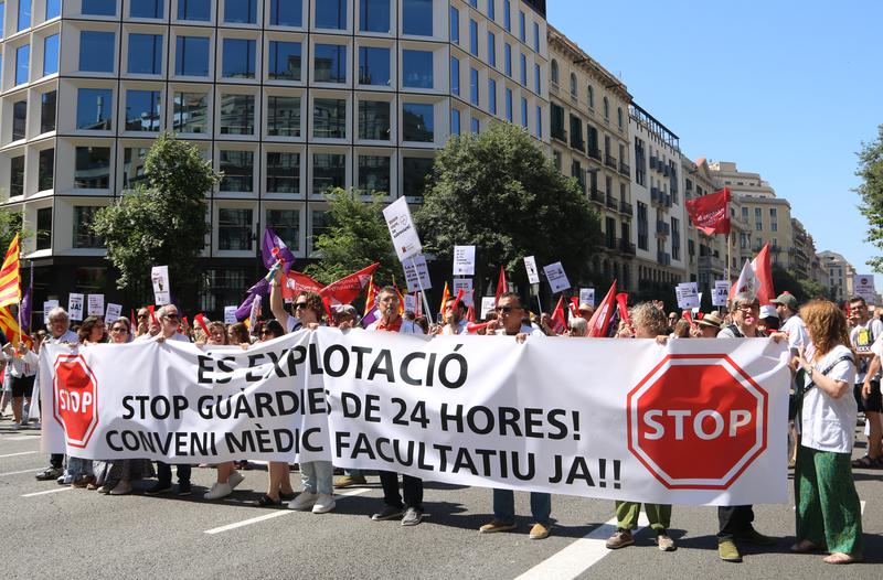 Doctors block Aragó Street in Barcelona