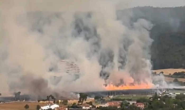 Flames and smoke from a fire in Terrassa seen from a Fire Department aircraft