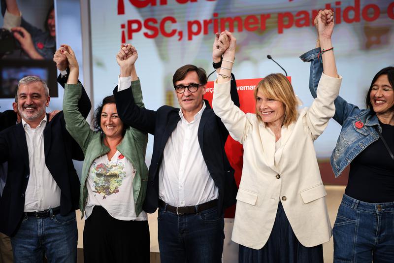 Socialist leader Salvador Illa celebrates the Socialist victory at the Catalan election on May 12, 2024 accompanied by spokesperson Alícia Romero and Barcelona mayor Jaume Collboni