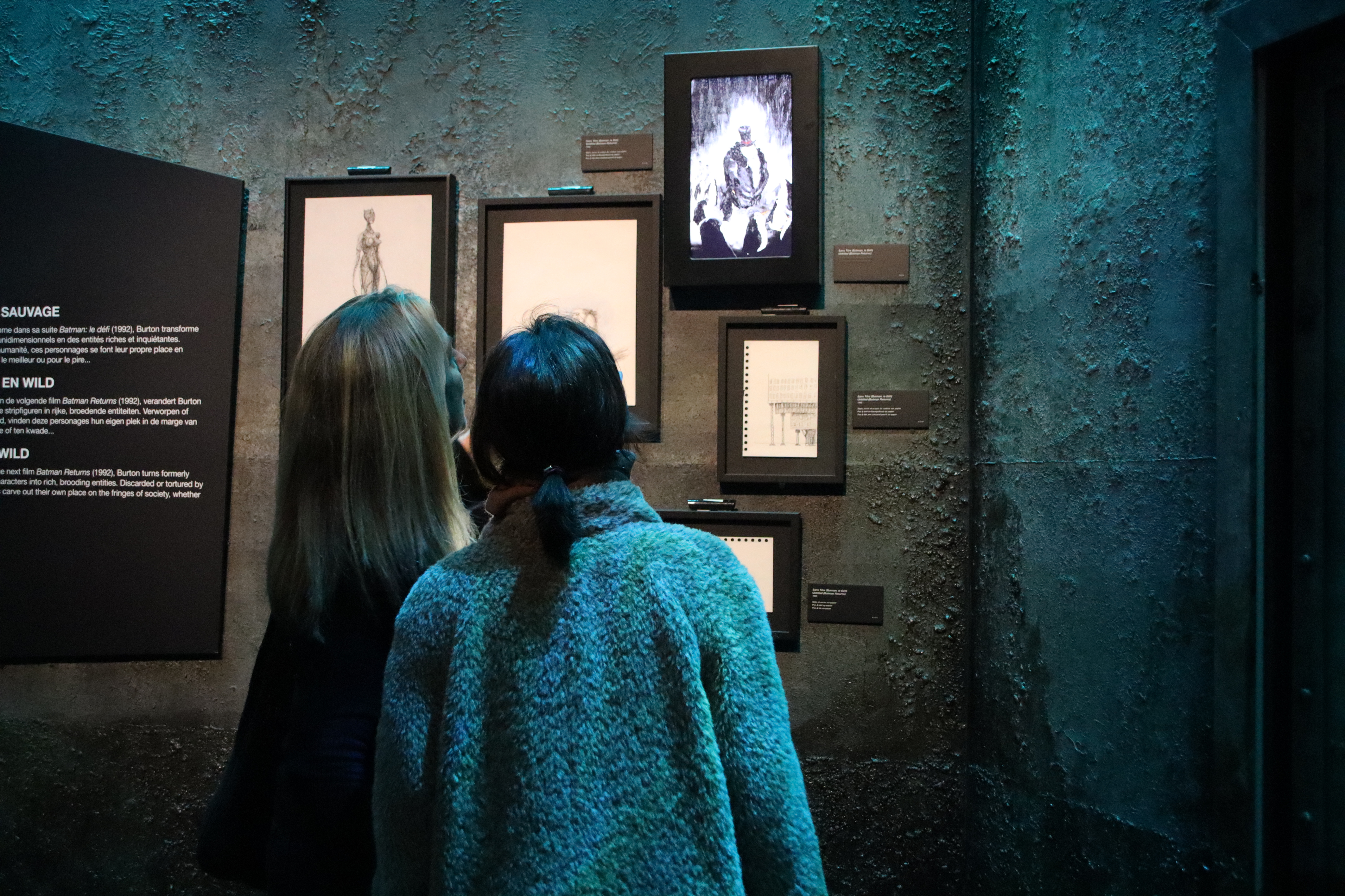 Dues visitants mirant alguns dels quadres de l'exposició 'Tim Burton's Labyrinth' a Brussel·les