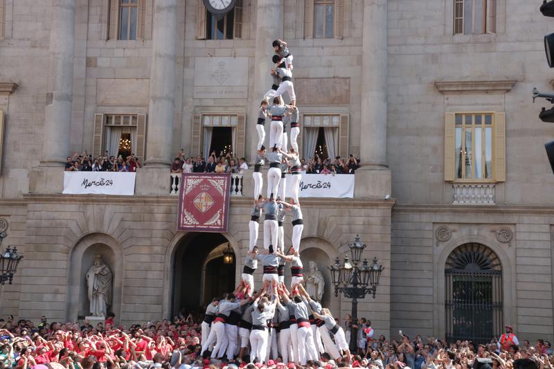 The Castellers de Sants create a 4 of 9 with lining human tower for La Mercè 2024