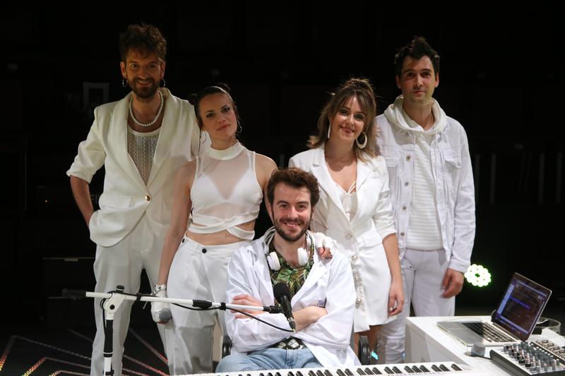 The cast of the musical 'Tuelf Points' at the Teatre Gaudí