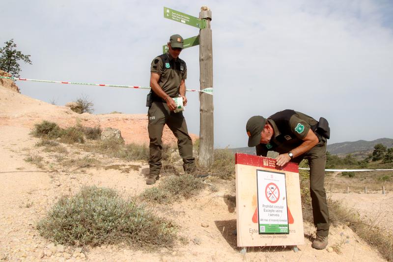 Rural agents close access to the Montsant natural park due to the high risk of forest fire