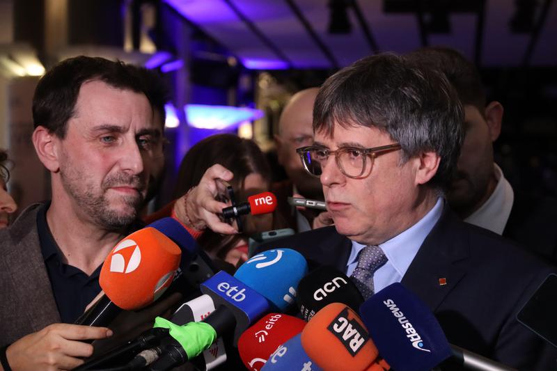 Carles Puigdemont and Toni Comín speak to the press from the European Parliament